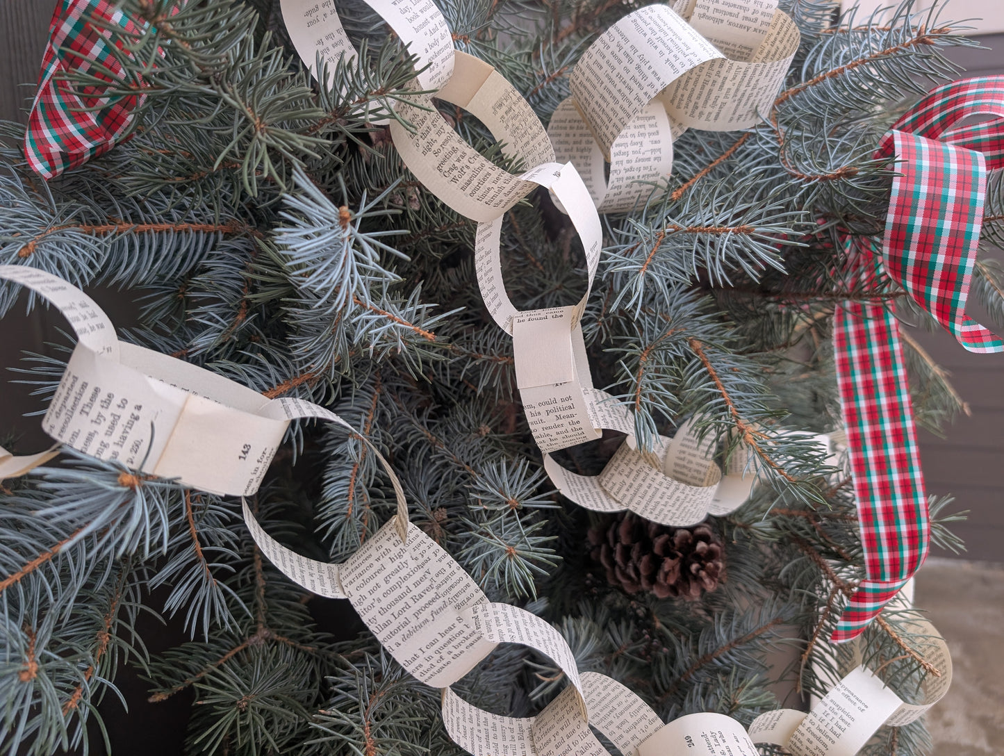 Vintage Book Paper Chain Kit, 31 Chains and 31 Number Stickers to Count Down or Decorate, Made with Vintage Book Pages, 1 or 1.5 Inches Wide